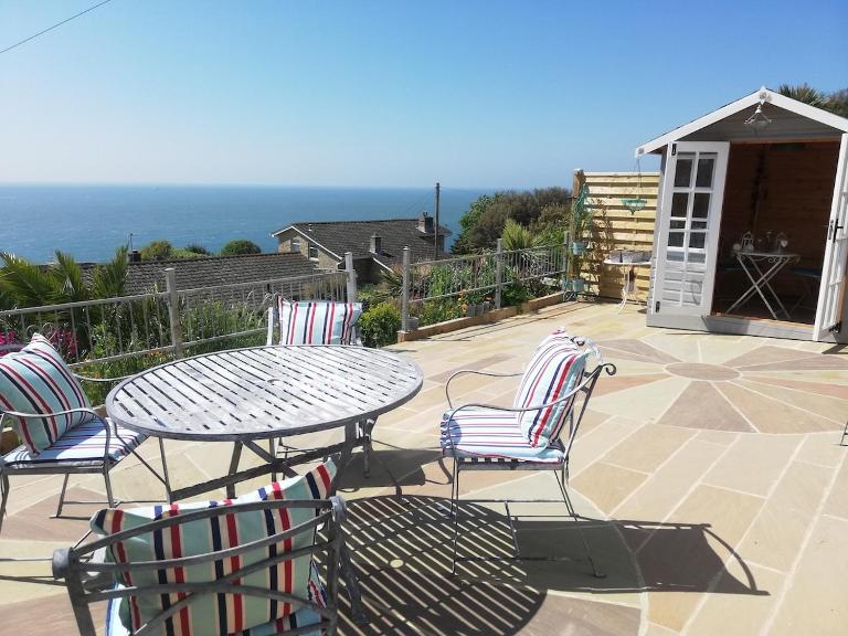 Modern seaside garden apartment with sea views - Chambres d'hôtes Isle of Wight