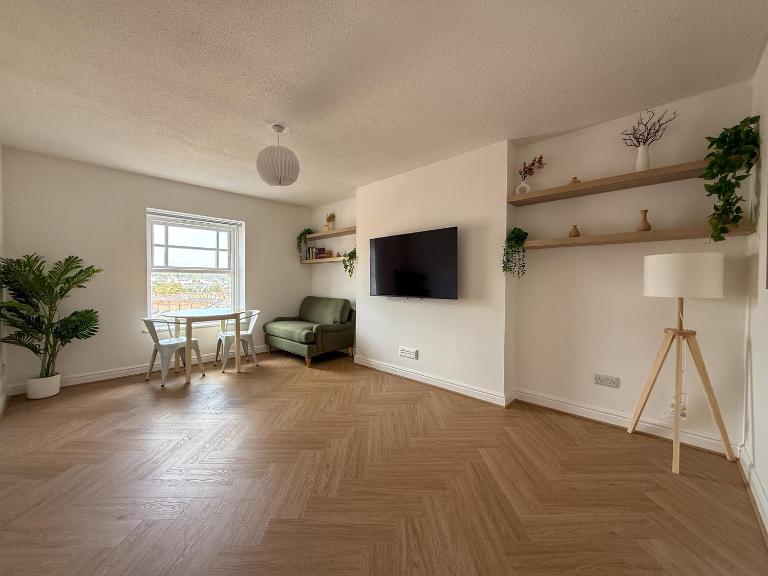 Spacious Central Flat with Parking - B&B Bangor