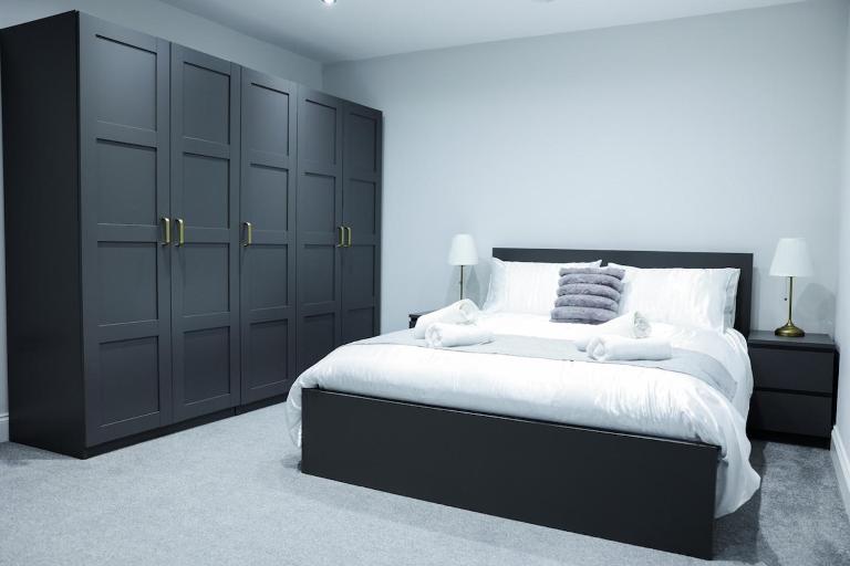 New 1BR Apt - Sleeps 4 - Free parking & Wi-Fi - B&B London