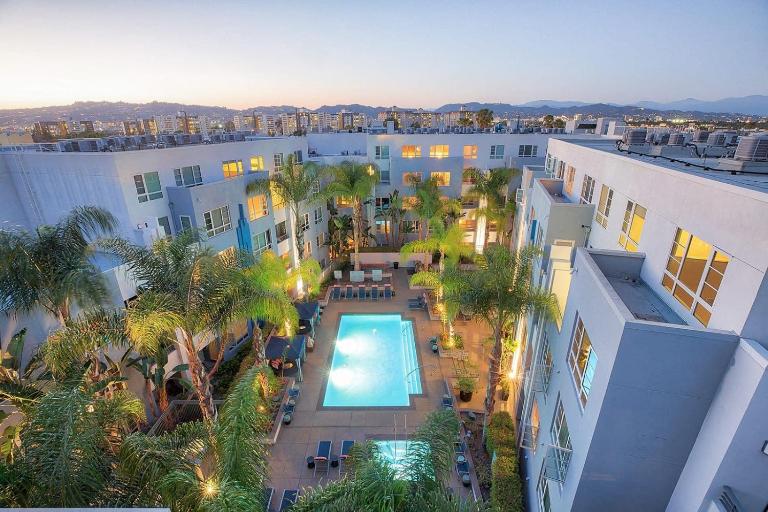 Miracle Mile Apartments - B&B Los Angeles
