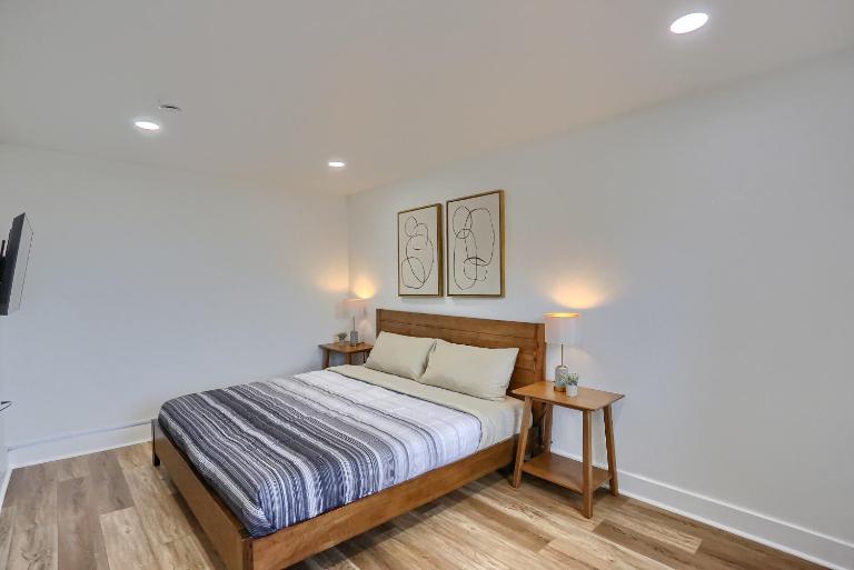 Dormont, Potomac 2C Cozy and Modern Private Bedroom with Shared Bathroom - B&B Pittsburgh