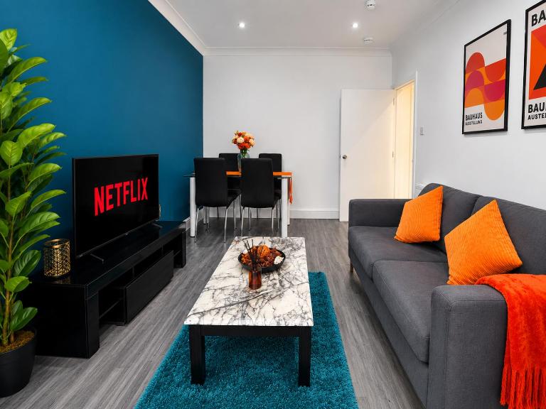 4 Bed Home Near Legoland Sleeps 8 with Parking - Ferienwohnung Windsor