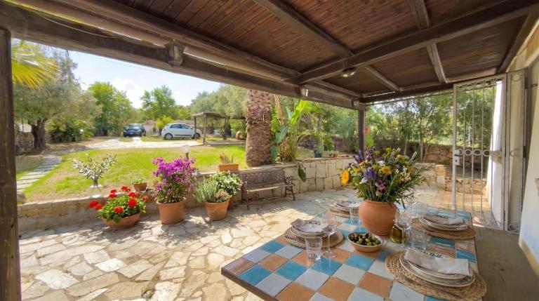 Villa Degli Ulivi with Garden Porto San Paolo - Bed and Breakfast Laerru