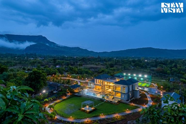 StayVista at Rooted By Frangipani - Pool & BBQ - Chambres d'hôtes Karjat