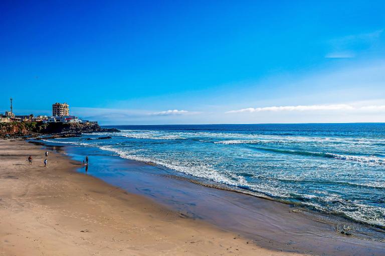 Airy, Beach-View Dog-Friendly Villa with Patio, Outdoor Pool, Streaming, AC - B&B Rosarito