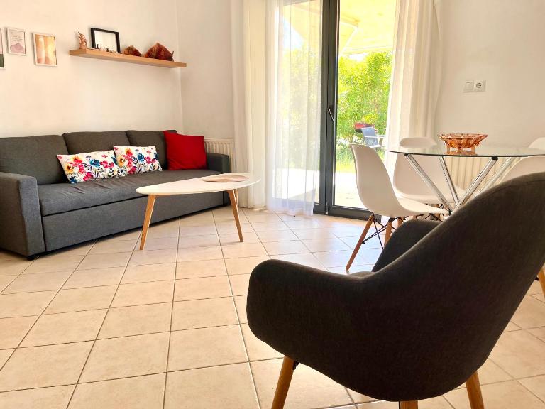 SUNNY 2, Two-bedroom house with parking - B&B Komotini