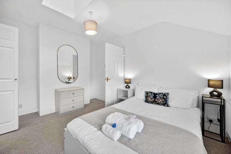2BR Ensuite Stay with Parking - Cozy & Central - B&B Cardiff