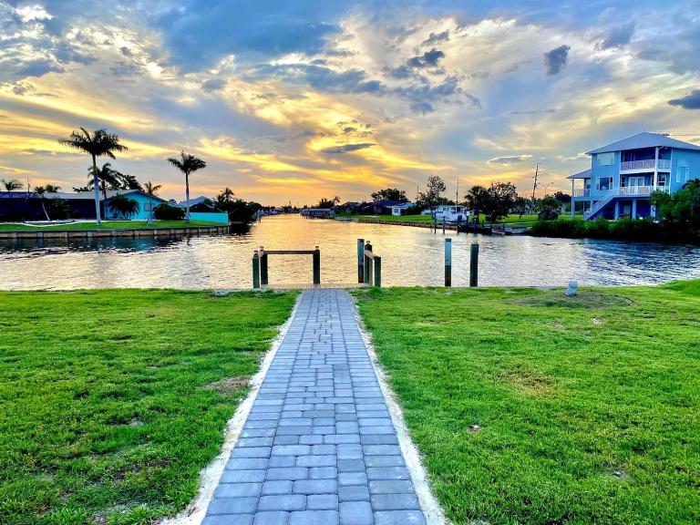 Canal Breeze Getaway - B&B Port Charlotte