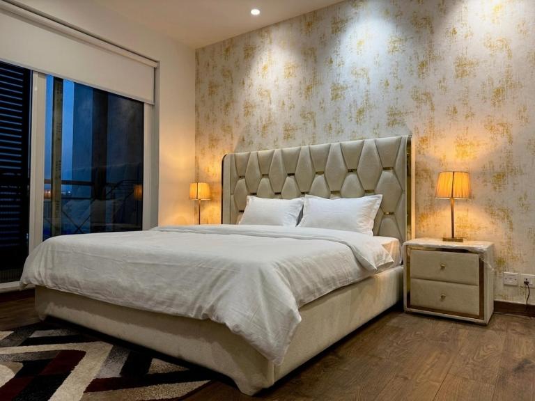 Premium 1 BR Stay in Penta Square l With Balcony l Self Check-in - B&B Lahore