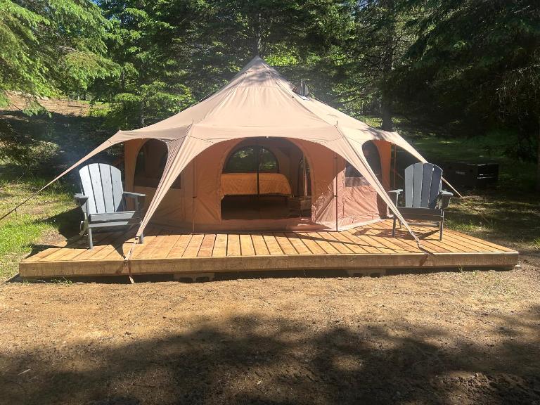 Fox Hollow Glamping Tent - B&B Harcourt