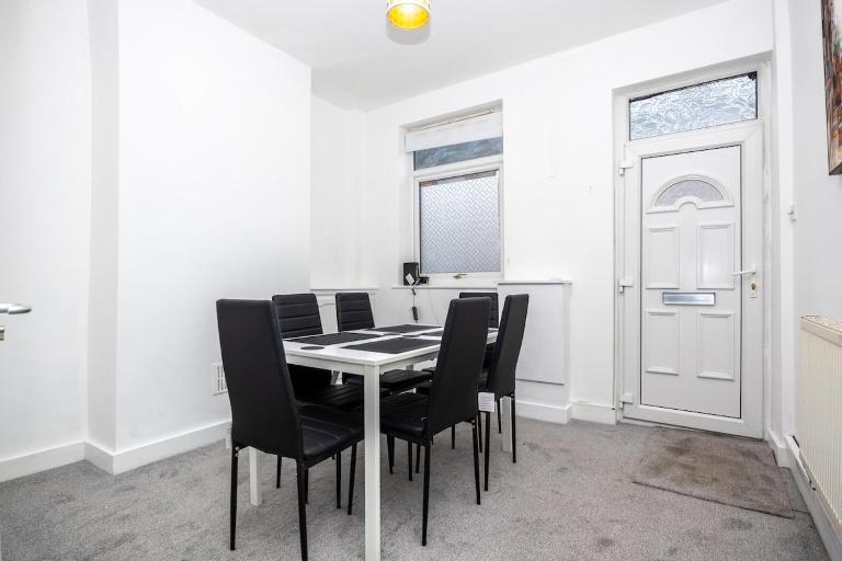 2Bd Mid Terrace Close To Station - B&B Stoke-on-Trent
