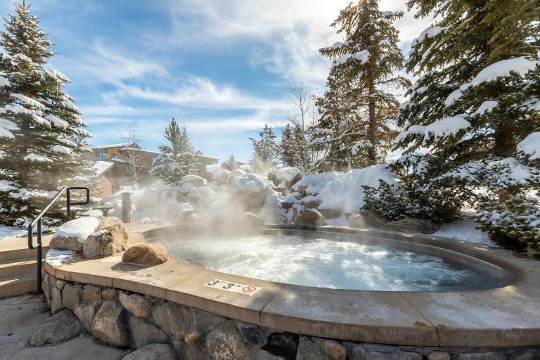 Cozy condo, world-class amenities, gondola to base - Bed and Breakfast Steamboat Springs