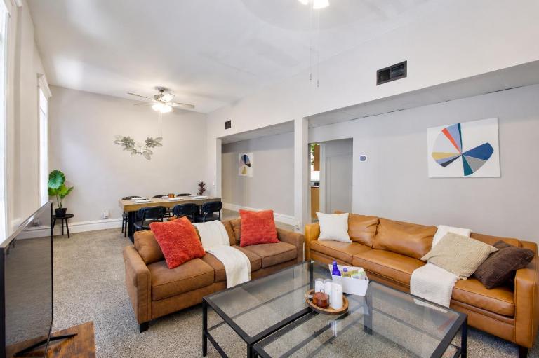 Spacious CWE 5BR Free Parking Near BJC, Forest Park, and Dining - B&B St Louis