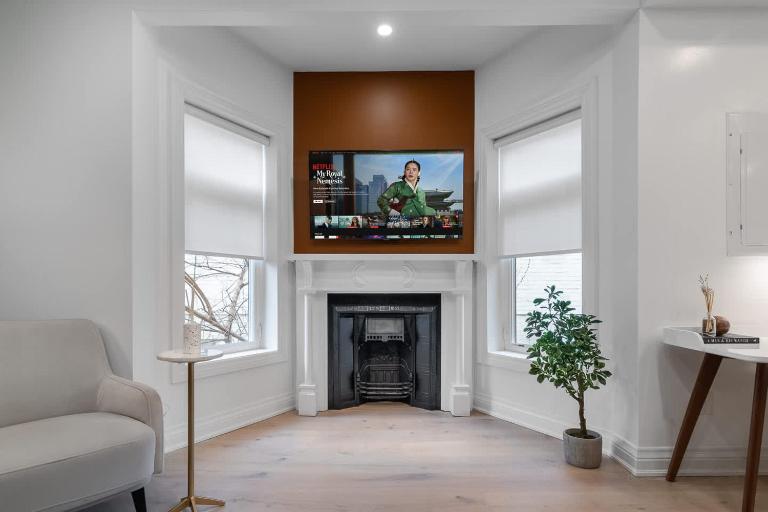 Designer 2BR Apt Fireplace & Movie Nights - B&B Toronto