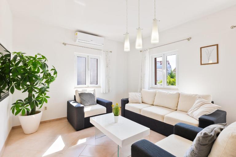 APARTMENT MARCELA SUTIVAN - large two-bedroom apartment with two bathrooms - excellent location right by the town center and the beach - parking space provided - panoramic view of the sea and the town - Chambres d'hôtes Sutivan