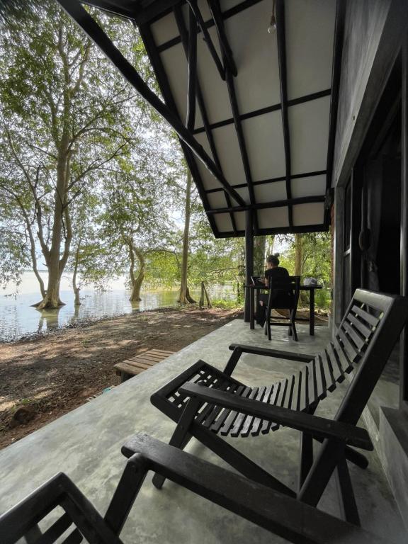 Aji fruit farm cottage peaceful lakeside farm stay with sunrise views 04 - Chambres d'hôtes Embilipitiya