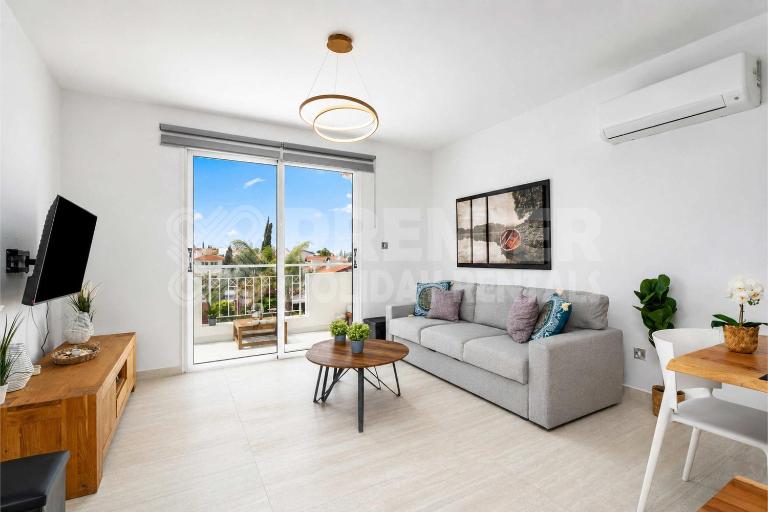 2BR Apartment with Pool - El Breeze by Premier - Ferienwohnung Paralímni