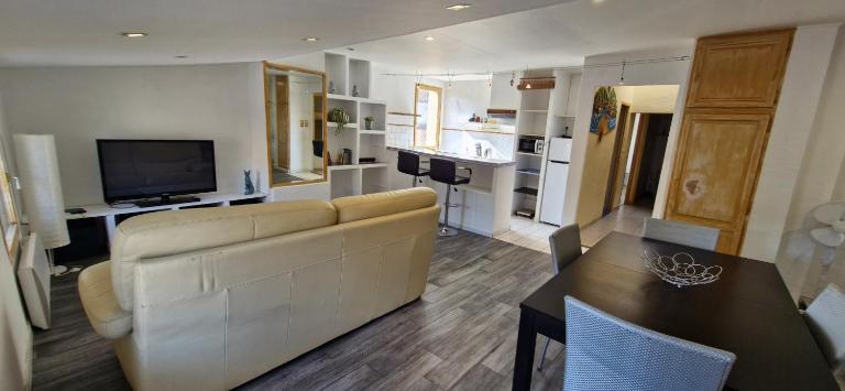 Grand appartement lumineux avec 2 chambres - Ferienwohnung Le Luc