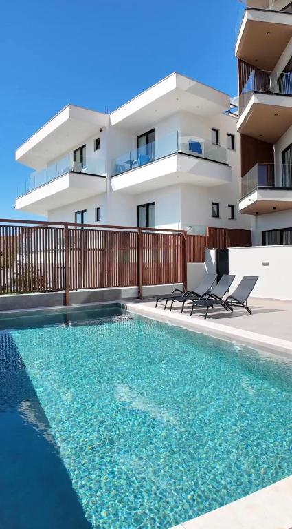 White Luxury Apartment with Private Pool - B&B Ksamil