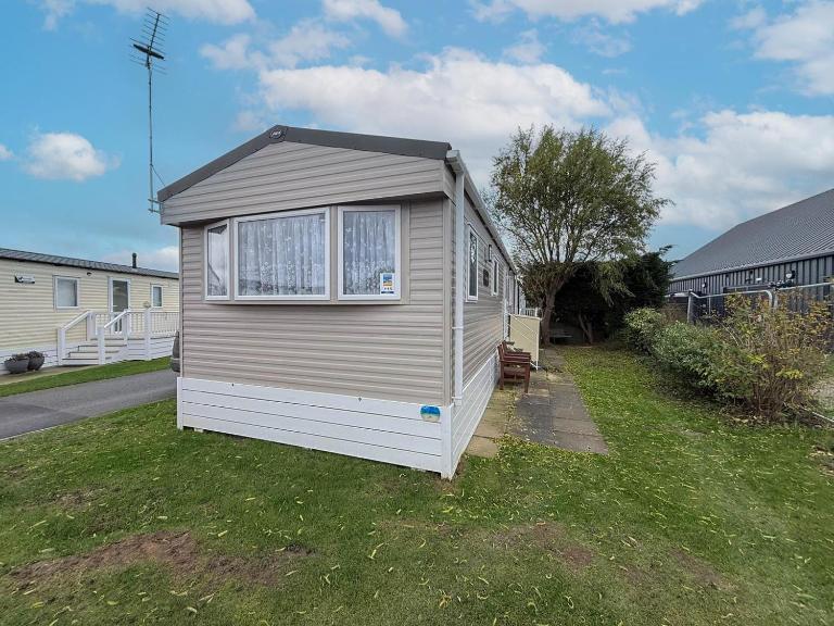 Stunning 6 Berth Caravan Near To The Beach At Pakefield Ref 68115Cr - Bed and Breakfast Lowestoft