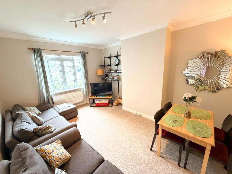 2 Bed Flat - short walk from Brent Cross Station - B&B Hendon