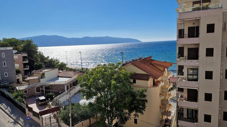 Cheerful Apartment Vlora with sea view - Bed and Breakfast Vlorë