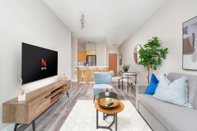 Chic 1BR Patio Suite Scenic CN Tower View - B&B Toronto