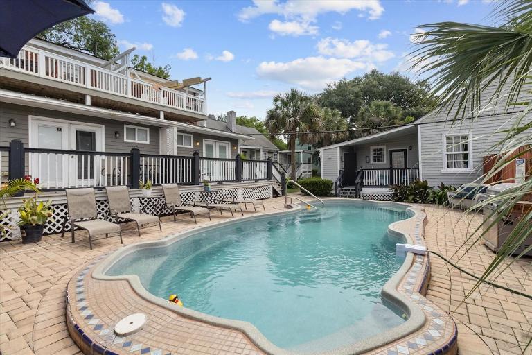 Fantastic Downtown Condo With Shared Pool! - Chambres d'hôtes Savannah