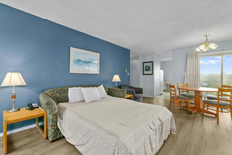 Pet-Friendly Family Fireplace and Kitchen Suite for 8 - Pool and Hot Tub - B&B Ocean Shores