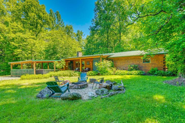 Creekside Smokies Log Cabin w/ Hot Tub & Game Room - B&B Gatlinburg