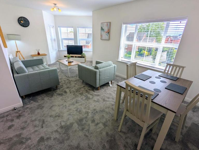 2 Bedroom Modern Apartment With Private Parking - Ferienwohnung Nantwich