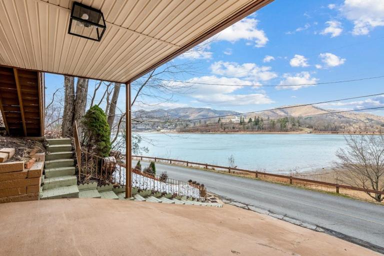Upper Lakeshore Living - B&B Lake Junaluska