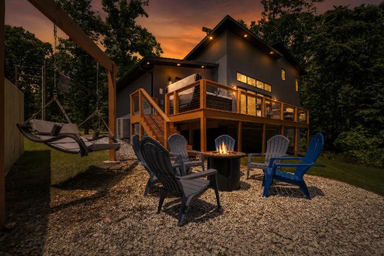 Dirt Merchant Chalet Trail Access Hot Tub on Back 40 Trail - B&B Bella Vista