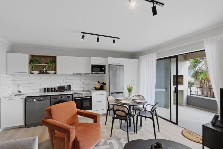 Stylish Knysna Apartment with Rooftop Pool & Braai - B&B Knysna