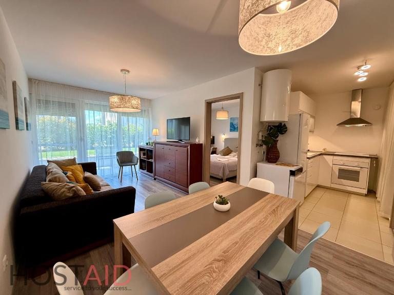 2BR Lakeside Haven w AC by NW - B&B Siófok