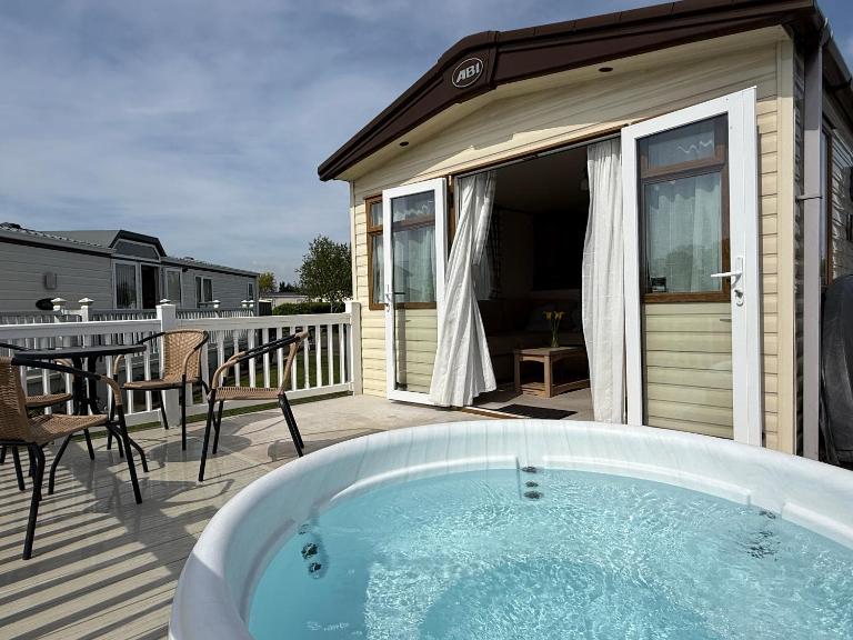 Oak Village 83 - Grange Leisure Park - hot tub, pet friendly, central heating - Meadow Lakes Caravan & Lodge Hire - B&B Mablethorpe