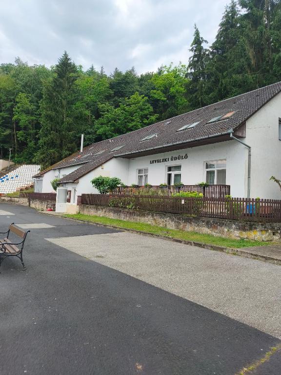 Leveleki Eszter Üdülő - B&B Bánk