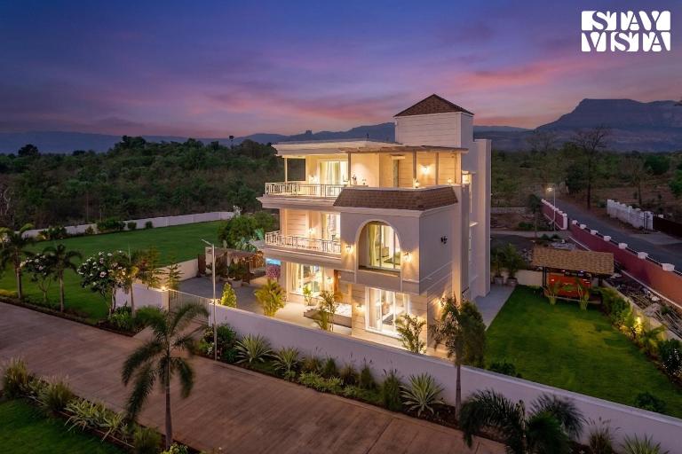 StayVista at House of Dawn with Pool, Lawn - Chambres d'hôtes Karjat