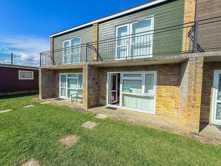 Lovely 4 Berth Chalet To Hire In Hemsby Nearby The Beach Ref 18177B - B&B Hemsby