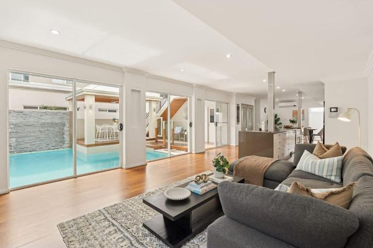 The Rise - Pool & Sauna Home near Hillarys Harbour - Bed and Breakfast Perth