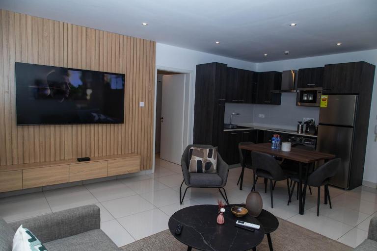 Loxwood Family 2BR Airport City Balcony Pool - B&B Accra