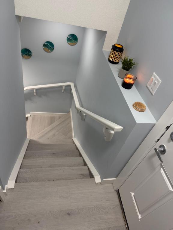 Entire 2BR Suite 12 min to Airport - Bed and Breakfast Calgary