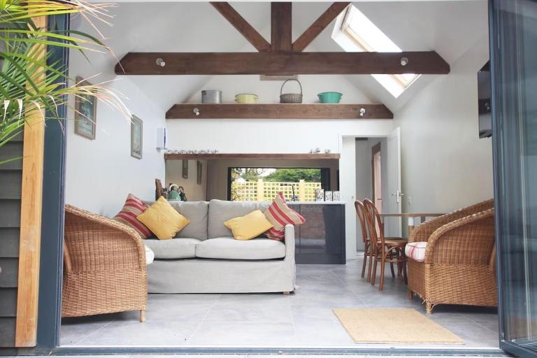 Contemporary converted barn off the village green - Bed and Breakfast Woodchurch