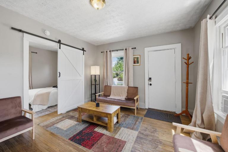 Bright Tremont 2BR - Near Downtown CLE & Clinic - B&B Cleveland