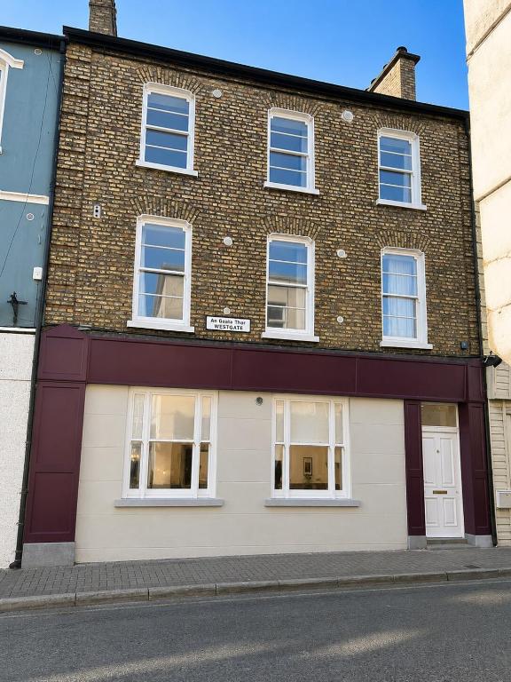 Spacious 7-Bedroom Townhouse in Heart of Thurles - Bed and Breakfast Thurles