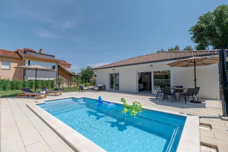 Villa Moni, family house near Labin with pool, sauna and jacuzzi - B&B Nedeščina