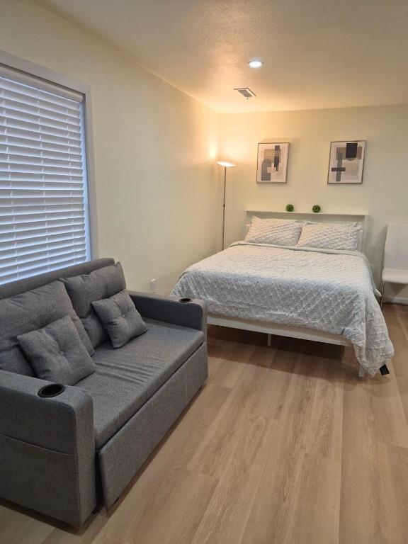New Modern Studio Near Paine field - B&B Everett