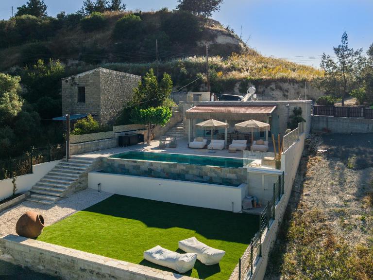 THE COTTAGE - Modern Tradition - Luxury 2-Bedroom Boho Retreat with Private Infinity Pool - Chambres d'hôtes Dorá