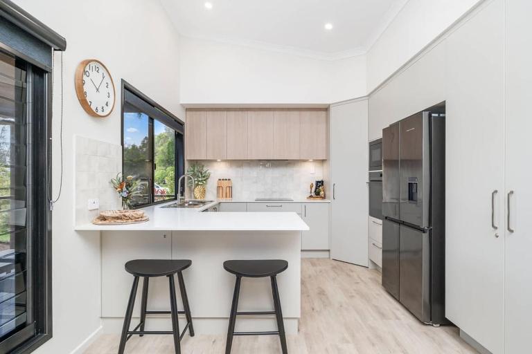 The Luxe Breeze Bungalow - Bed and Breakfast Hervey Bay