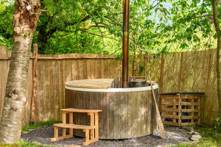 Sleeps 2 - Private Hot Tub - Fire Pit - B&B Cardigan